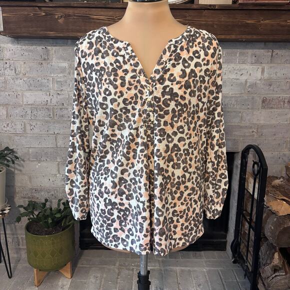 Emily Daniels Ribbed 3/4 Sleeve Animal Print Top Size XL Gold Buttons Notch Neck - Picture 1 of 9